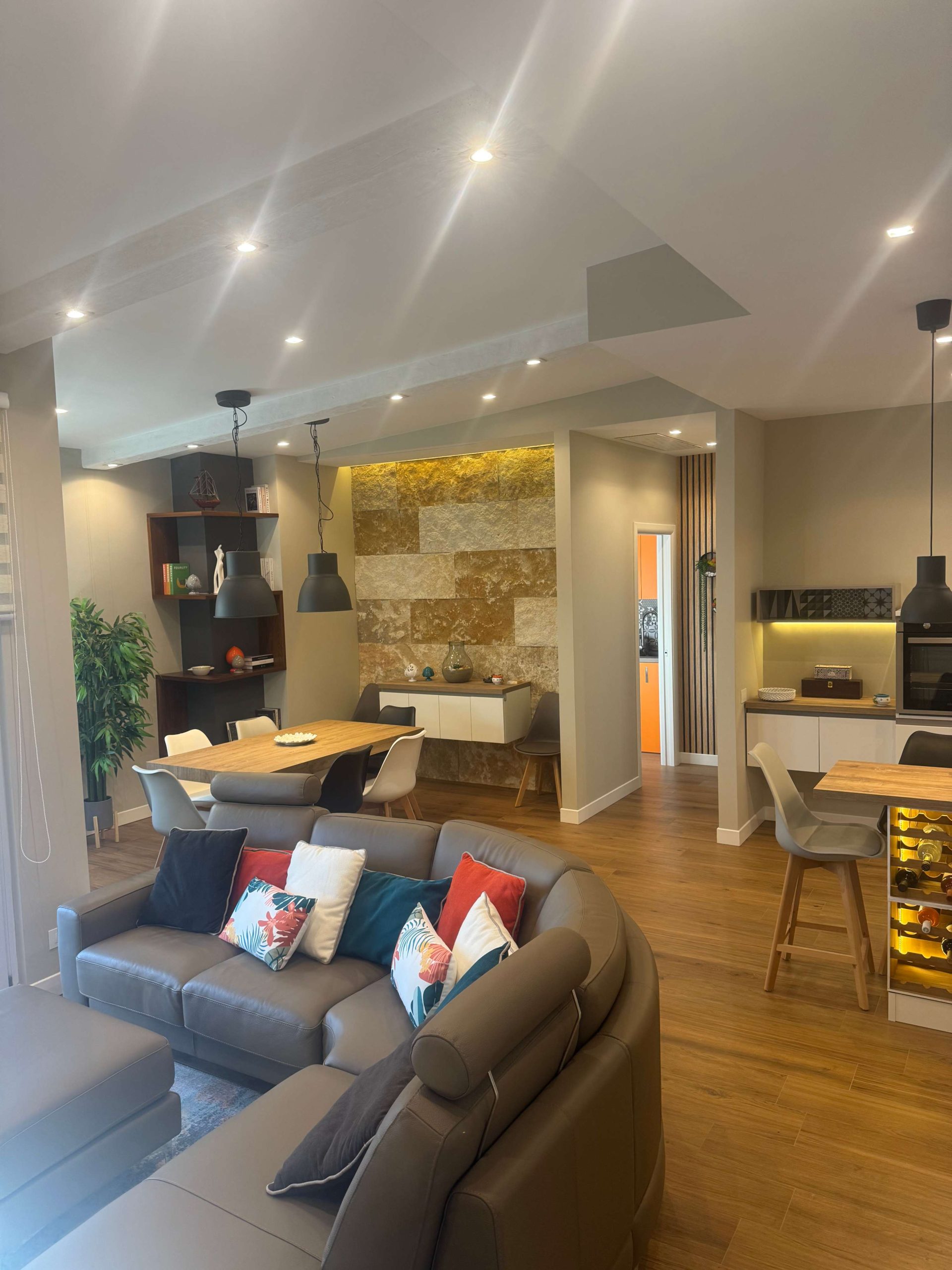 Living contemporaneo con illuminazione integrata