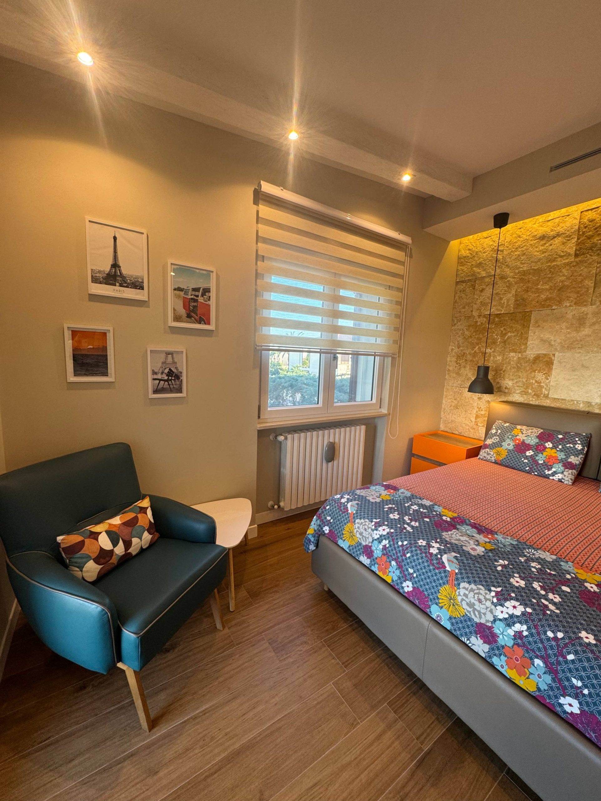 Camera da letto dai colori vivaci