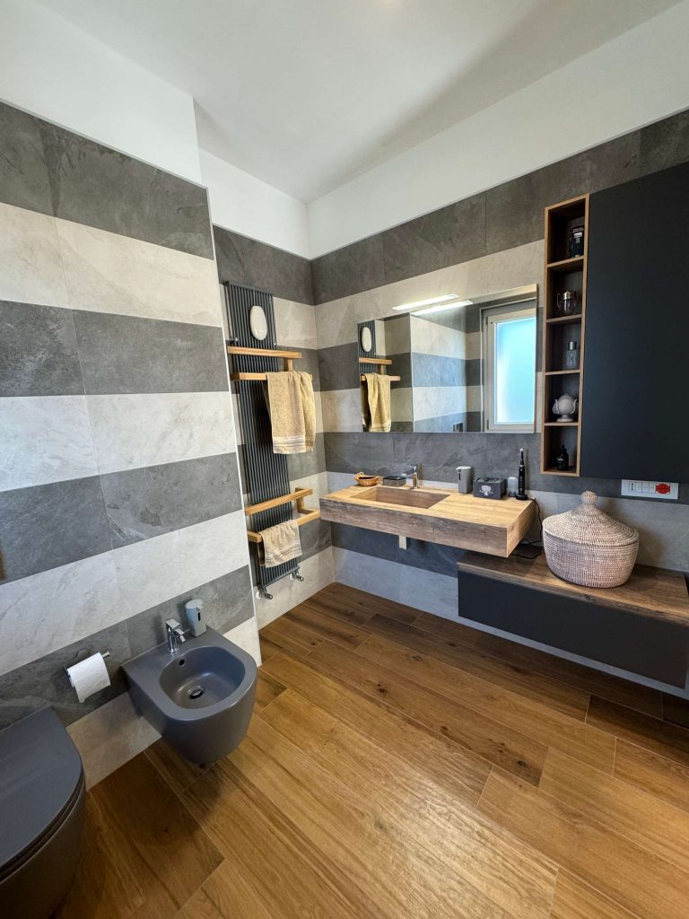 Bagno con rivestimenti grafici e legno